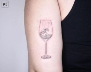 tatouage verre de vin vague