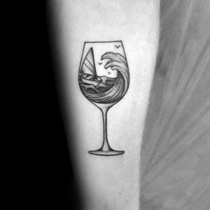 tatouage verre de vin et ocean