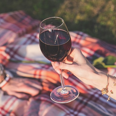 Bien tenir son verre de vin
