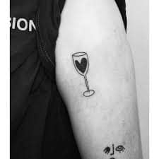 tatouage verre de vin mignon
