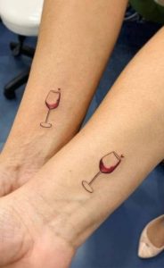 tatouage verre de vin en couple