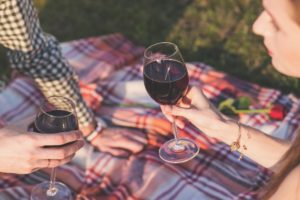 Comment tenir un verre de vin