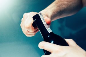 comment ouvrir une bouteille de vin sans tirche bouchon