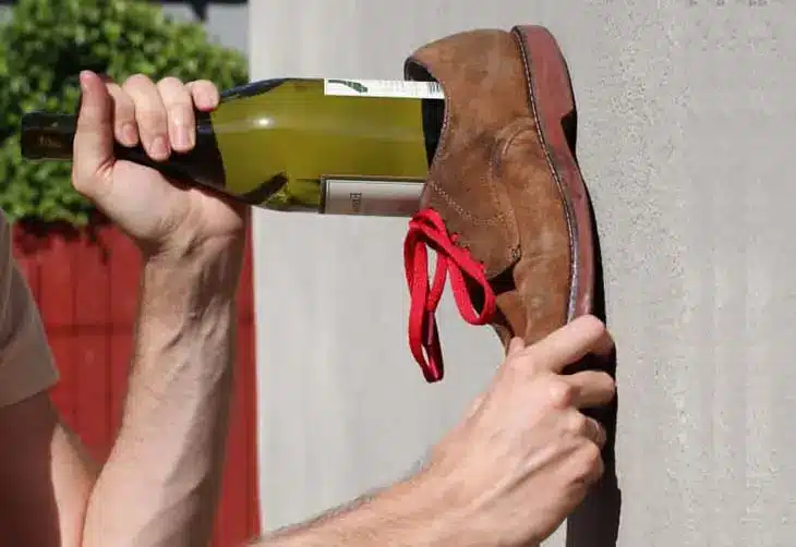 Ouvrir une bouteille de vin sans tire-bouchon avec votre chaussure