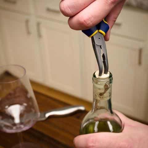 Comment ouvrir une bouteille de vin sans tire bouchon avec une vis, un tournevis et une pince ?